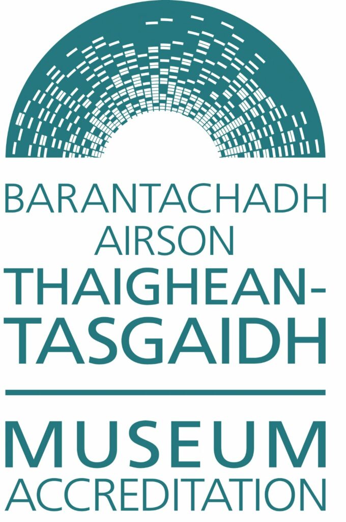 Accredited museum logo (Gaelic)